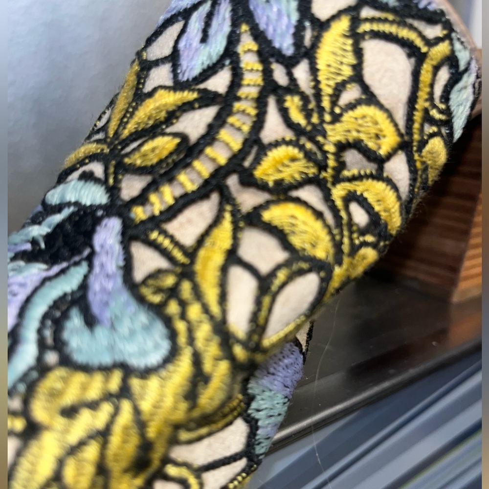 Beautiful Embroidered slides - Picture 5 of 13